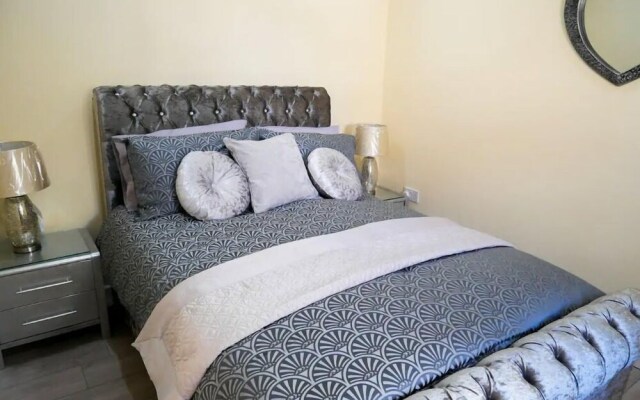 Newly Refurbished Modern Apt 10