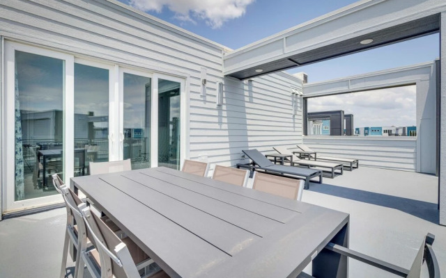 Rooftop Patio + Pool Access: Condo in Reunion!