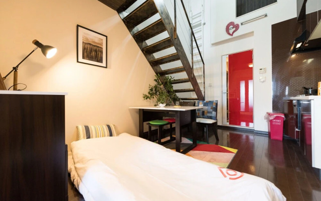 Yeah Room Zeus The Garden