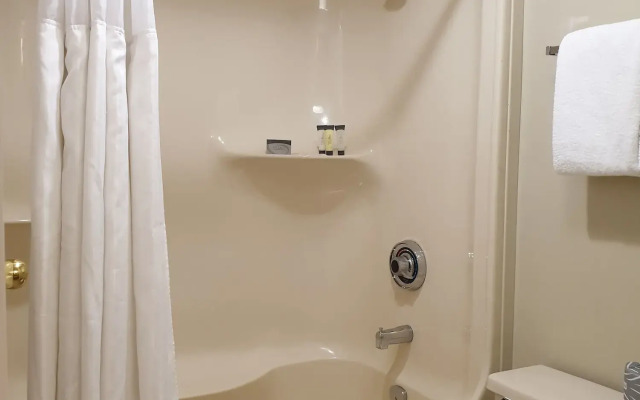 Riverland Inn & Suites