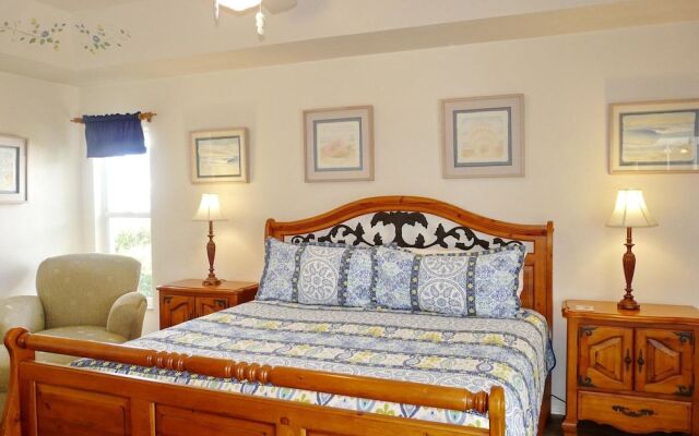 Inviting, Quiet Home in With Pool and Steps to Beach