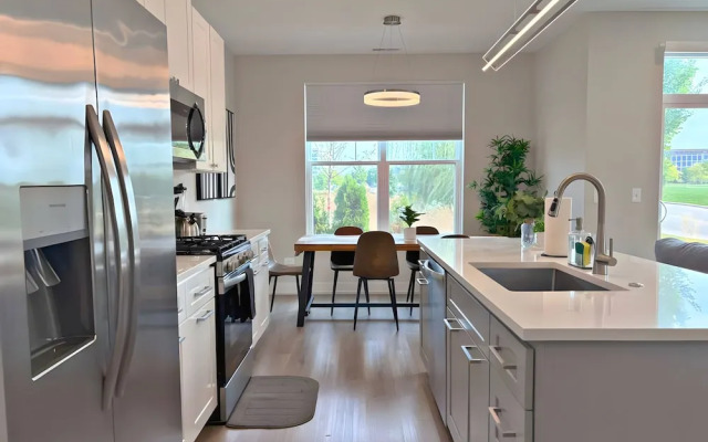 Modern 4BR with Parking - WV rep 4