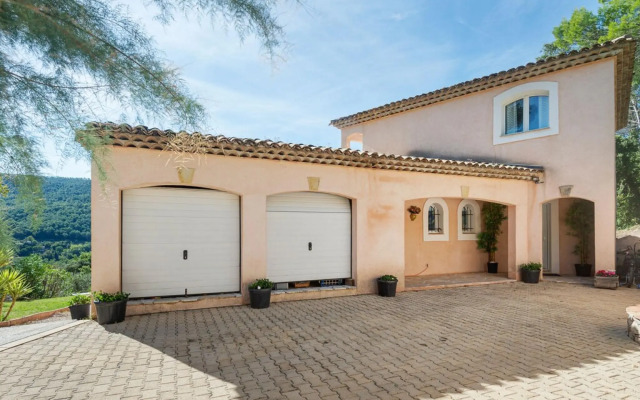 Spacious Villa in Bargemon With Swimming Pool and Airconditioning