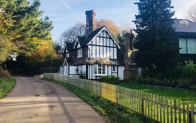 Danny Lodge | By Huluki Sussex Stays