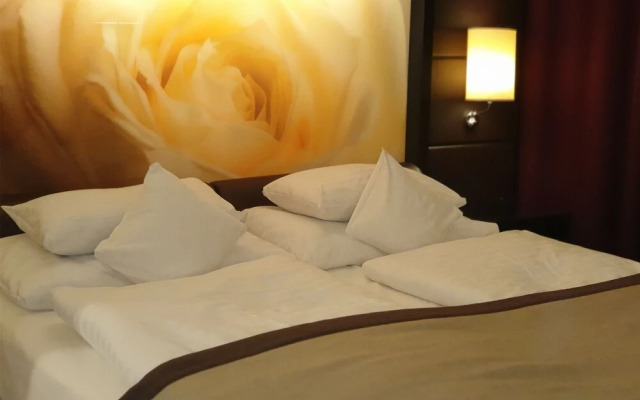 Room in Guest Room - Sun Shine Senior Suite Full View