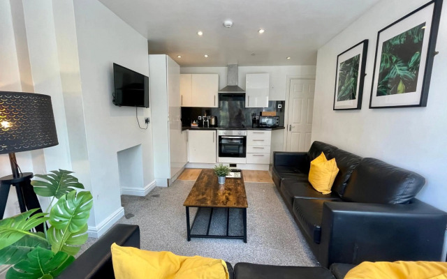 6 Person, 4 Bedroom Light, Warm & Modern Apartment