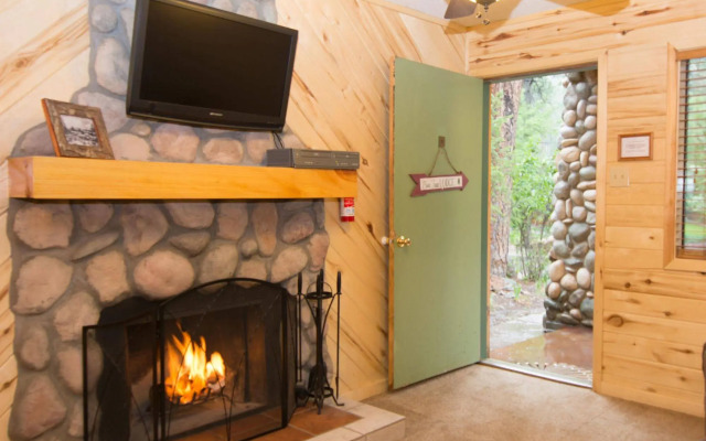 Upper Canyon Inn & Cabins