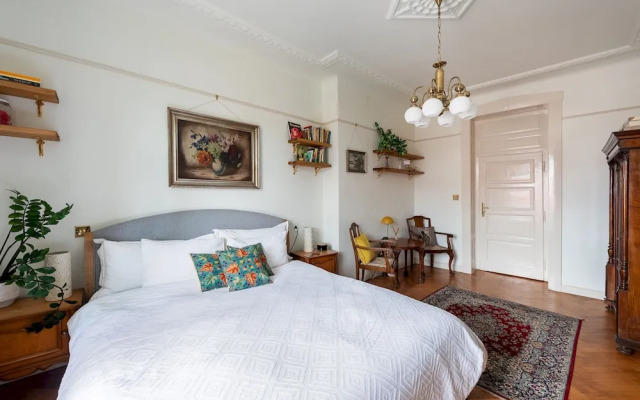 Premium 3 Bed 3 Bath Lounge Apartment
