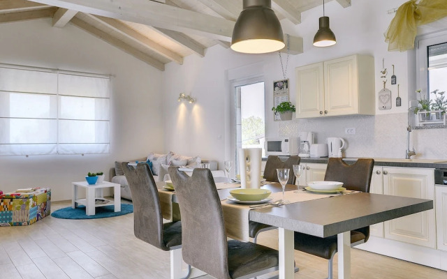 Modern Villa in Pula With Garden