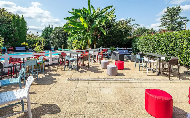 Carre Pau Airport Hotel