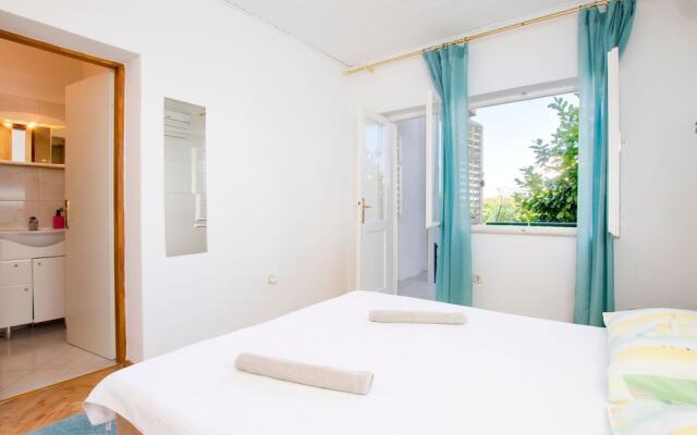 Cosy Holiday Home in Baška Voda With Terrace