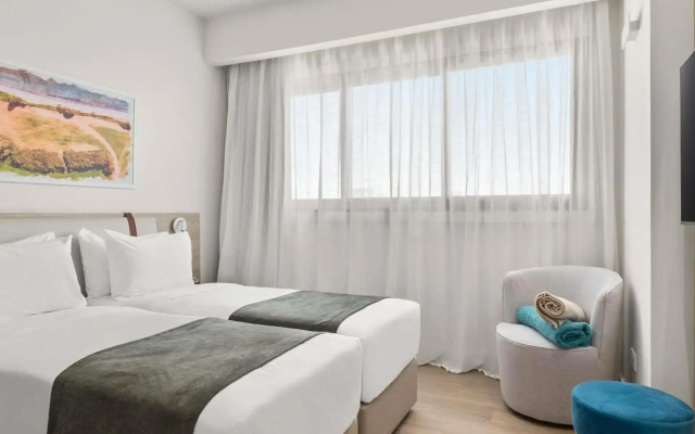 Mercure Larnaca Finikoudes Beach