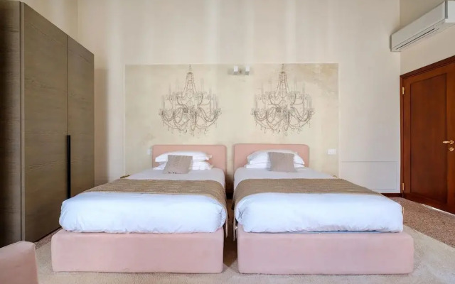 Venice Canal Palazzo Gracious and Modern 3 Bedroom Apartment