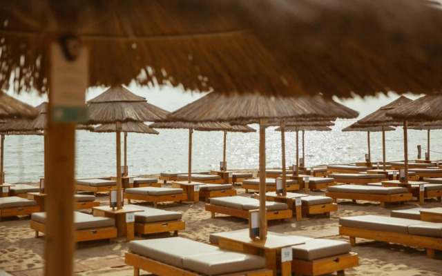 Cumeja - Beach Club & Hotel