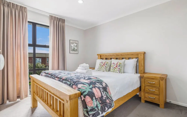 Comfy 4BR Home w/ Mt. Wellington View Zodiak Stays