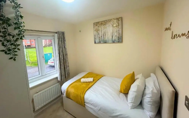 Lovely 3-bed House in Solihull