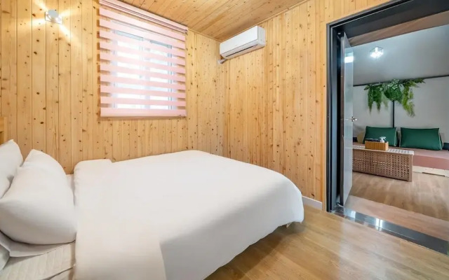 Gapyeong Ddobagi Pet & Spa Glamping