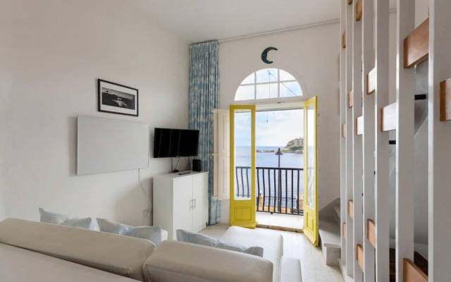 Seafront Small Home w Terrace