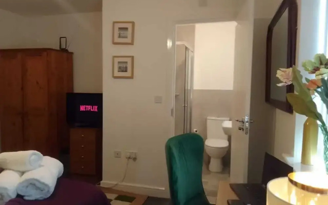 Ideal Home & Cottage,inviting 4 Bedroom Apartments