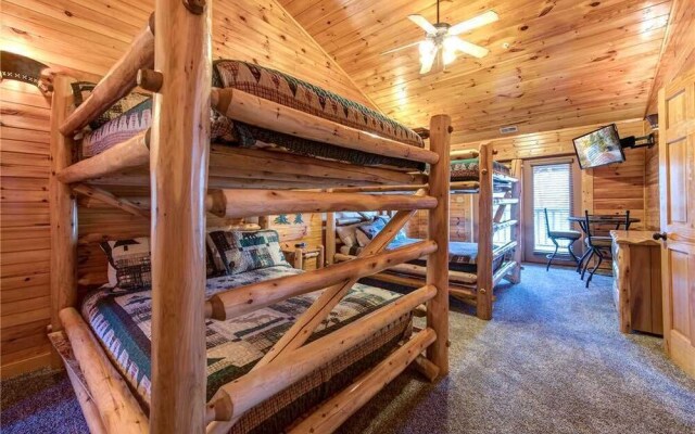 Hemlock Inn - Eight Bedroom Cabin