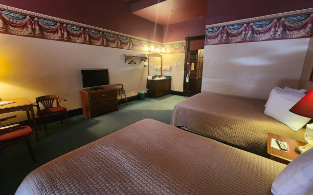 Historic Iron Horse Inn