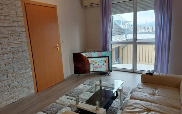 Flat at the edge of the center + parking