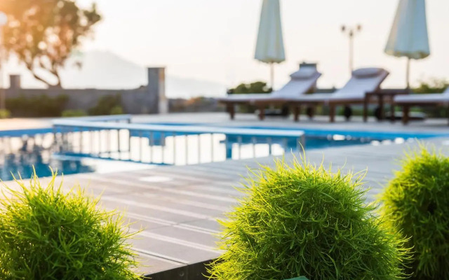 Niovi Seaside Suites
