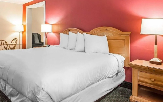 Econo Lodge Inn & Suites Outlet Village