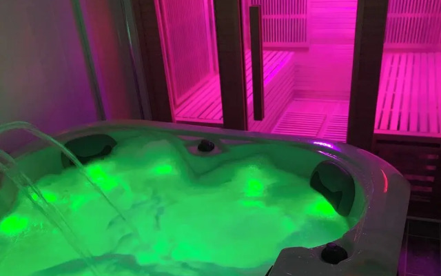 Relaxing Getaway With Hot Tub & Sauna Sleeps 6