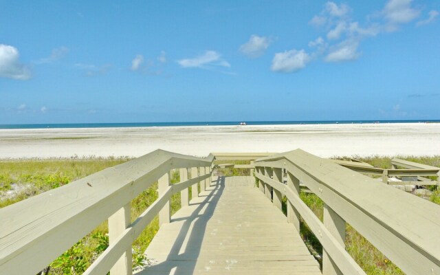 Cozy Beachfront Condo With Pool and Ocean Views