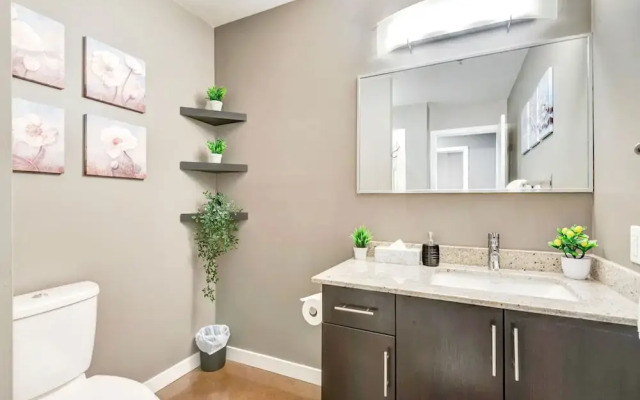 Downtown Condo w Incredible Views and BBQ