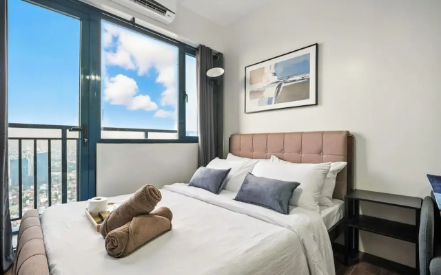 Room-sleek Studio With City Views on the