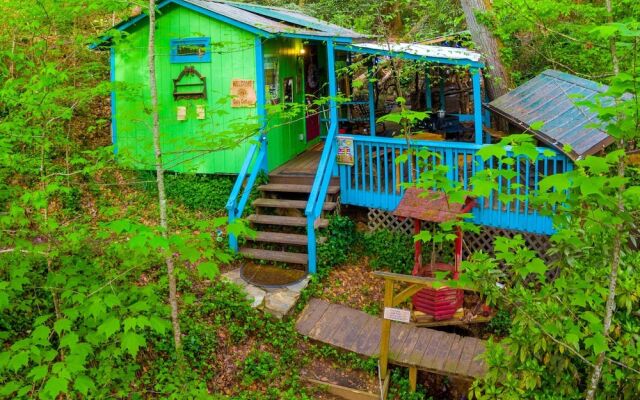 Bear Creek Lodge and Cabins in Helen Ga - Pet Friendly, River on Property, Walking Distance to downtown Helen