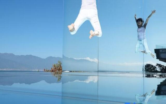 Zhenmei Holiday Hostel (Dali Erhai Cliff Lake View)