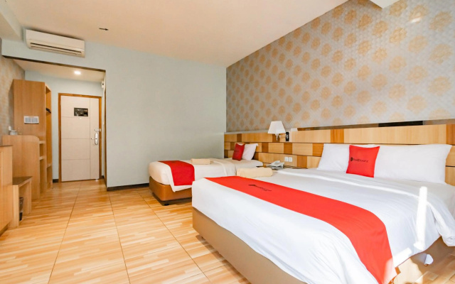 RedDoorz near Pasar Baru Bandung – Guest Rooms – Bandung