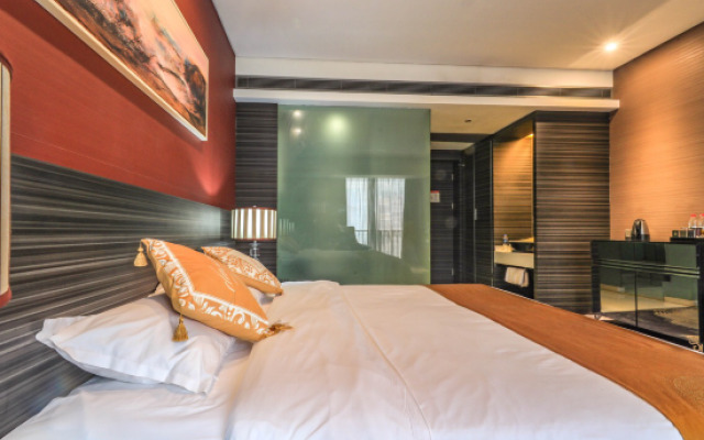 Golden Peninsula Hotel