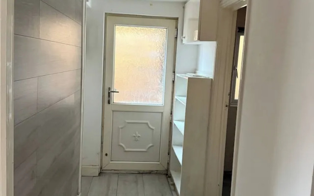 Serene Uxbridge Retreat With Central Heating & Free Parking