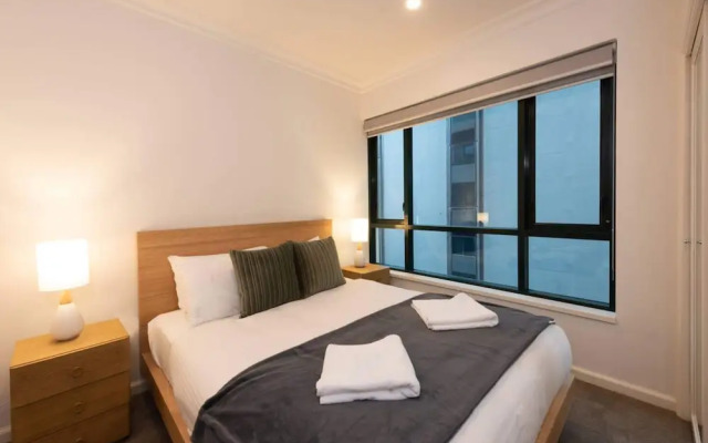 Spacious 3-bed Unit in Melbourne CBD w/ Pool & Gym