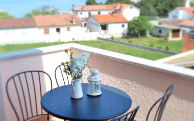 Apartment Yellow Porat