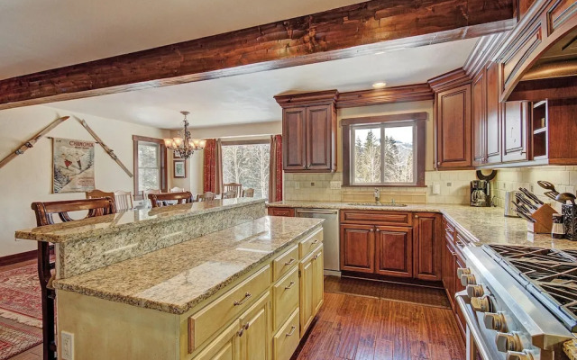 High Point Chateau 4 Bedroom Home by RedAwning