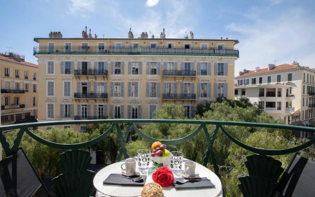 Le Magenta in Nice With 1 Bedrooms and 1 Bathrooms
