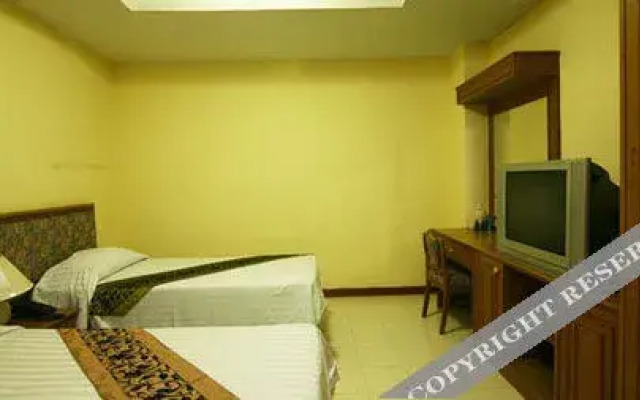 Omni Suites Apartment Hotel.