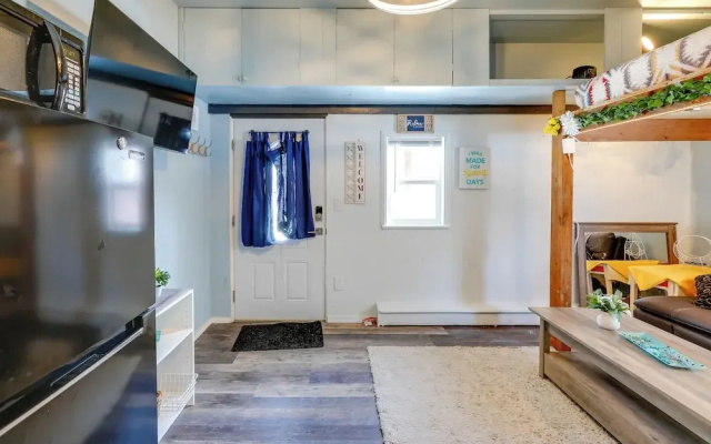 2 Mi to Dtwn & Pioneer Park: Fairbanks Studio!