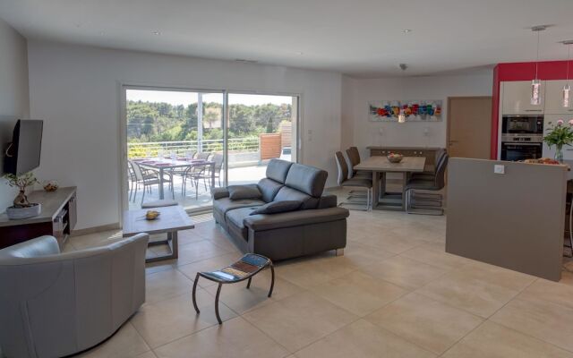 Luxurious Villa Near River in Cesseras