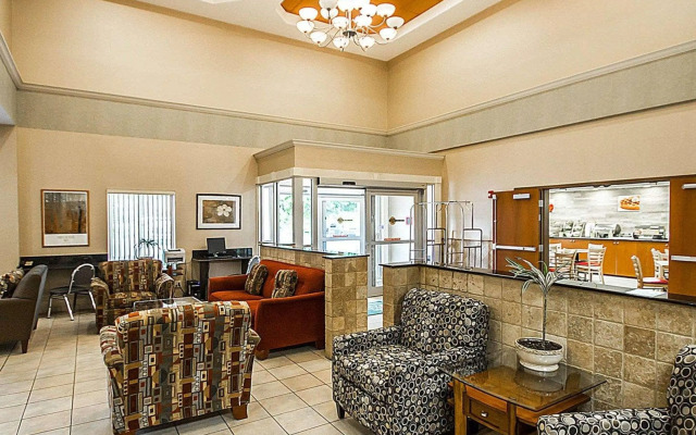 Quality Inn & Suites Fishkill South near I-84