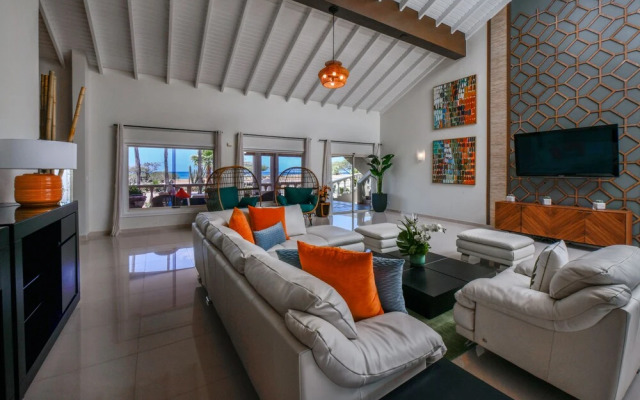 Massive Oceanfront Villa - Spa - Sauna - Gameroom - Malmok!