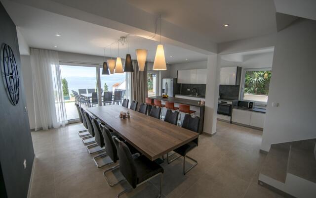 D in Postira with 7 bedrooms and 7 bathrooms