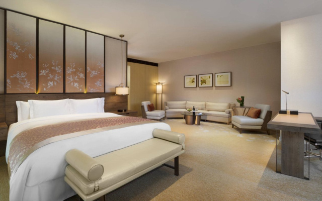 HUALUXE Shanghai Twelve at Hengshan by IHG