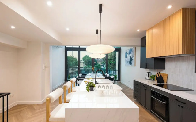 Luxury 5BR Poolhouse & Theater - 2mins to BTS