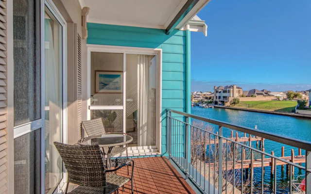 Waters Edge Apartment with Jetty